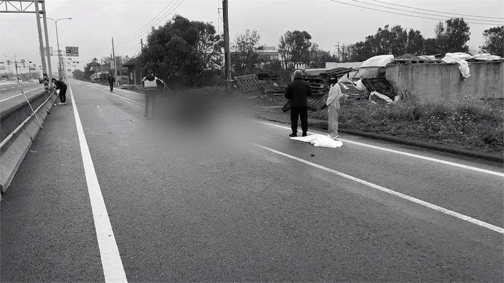 驚悚畫面曝！西濱苗栗段騎士撞拖板車　「人卡機車」爆頭身亡警不排除這件事