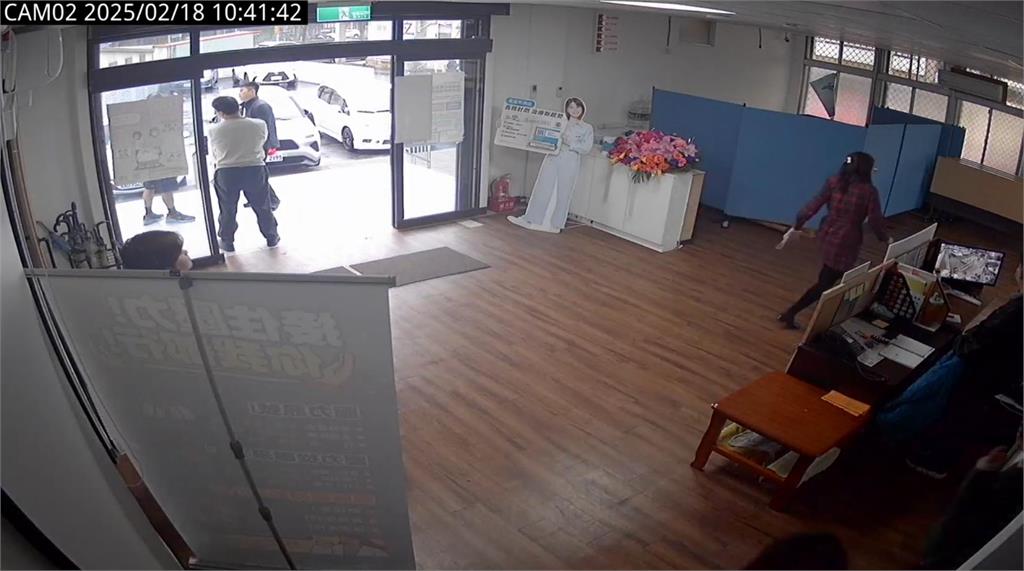 快新聞／嚇死！宜蘭男拿鋁棍進心衛中心打傷保全　6扇窗戶遭擊碎