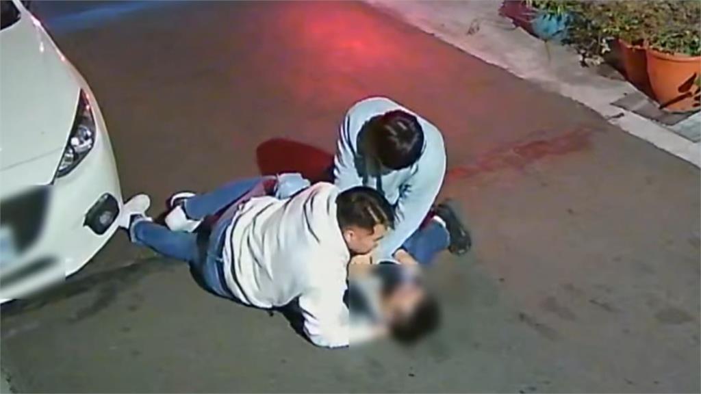 毒販交易遇警埋伏狂奔　衝進壯警懷裡　遭「熊抱撲倒」插翅難飛