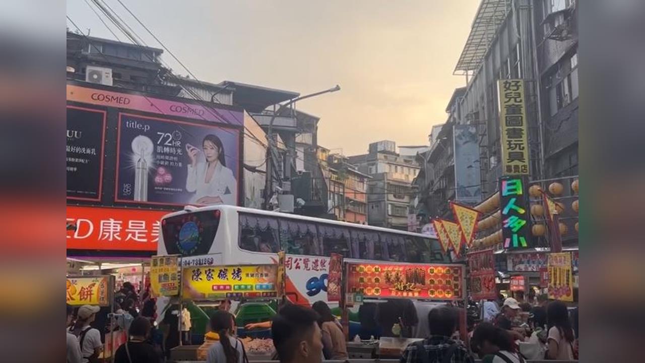 遊覽車開進基隆廟口受困　遊客全傻眼