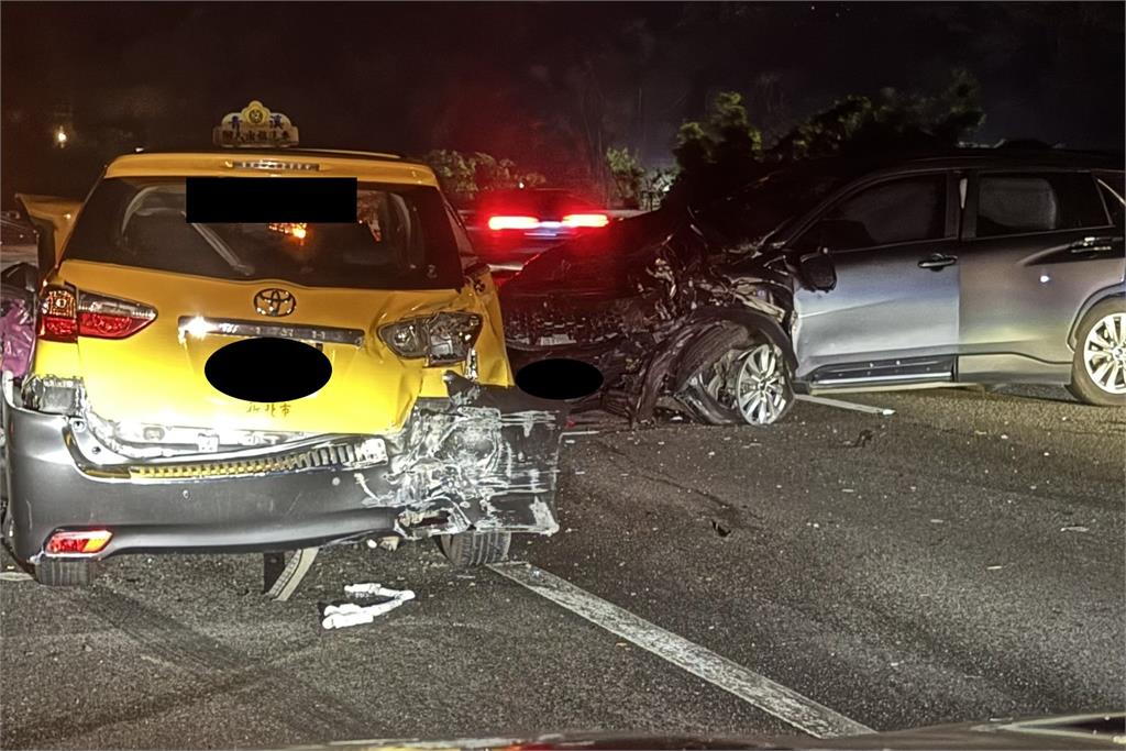 快新聞/國三午夜連環車禍「6人輕重傷」 1人OHCA搶救中