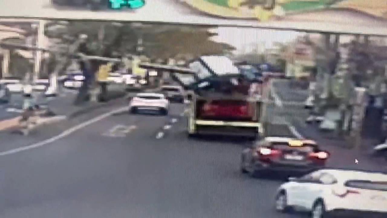 彰化大貨車疑未注意限高　扯壞電桿釀「紅綠燈罷工」