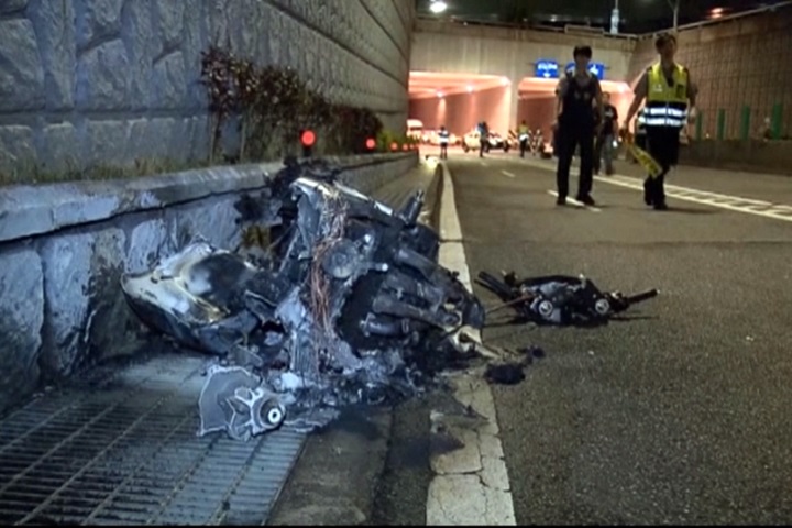 雙載重機自撞護欄起火 釀1死1傷悲劇