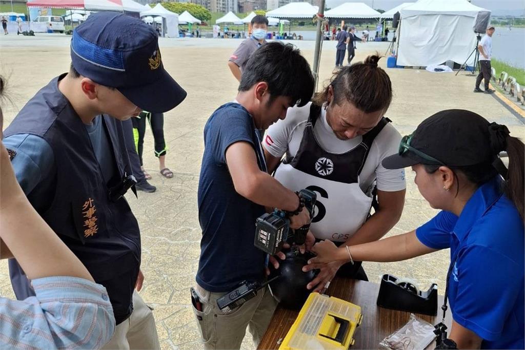 世壯運／日本輕艇選手「頭盔故障」需現場改造新頭盔　蘆洲警即刻救援