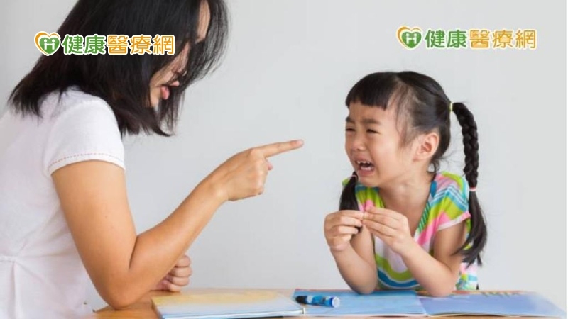 小孩在外大聲挑釁怎麼教？專家教你一句話回應