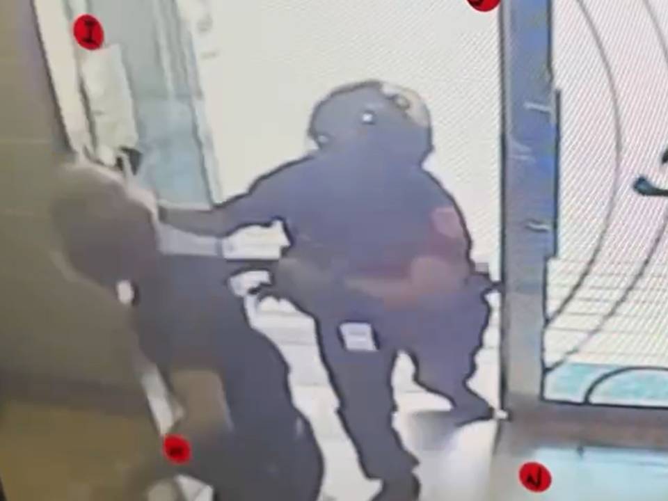 【有片】通緝犯行蹤曝光拒捕躲家中 桃園警飛踹破門逮人