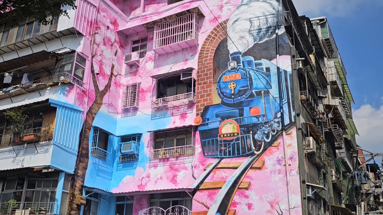 七堵老舊公寓斑駁　彩繪師油漆彩繪後外觀煥然一新