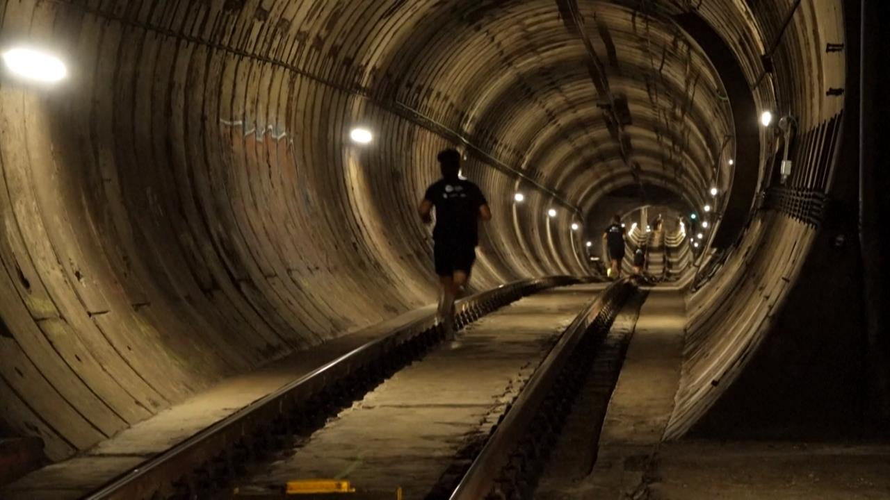 巴塞隆納地鐵100週年 200多位跑者隧道慢跑做愛心