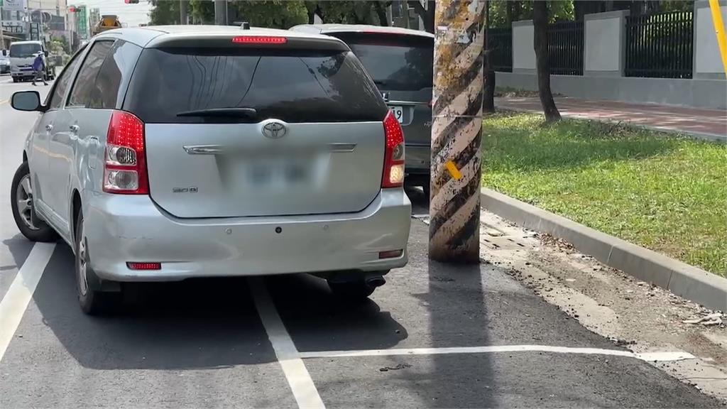 怎麼停車？電桿插在停車格上　縣府：已請廠商調整