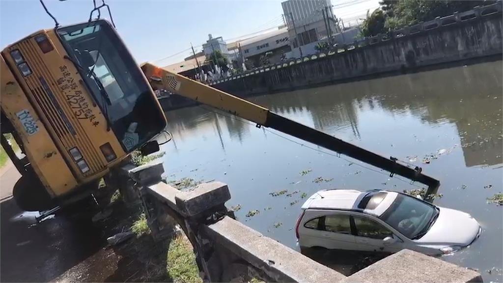 吊車操作不慎 事故車遭拋入排水溝