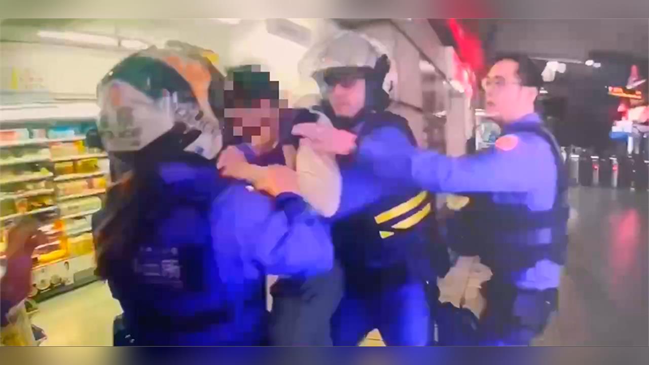 快新聞／捷運又騷動！男子失控闖圓山站閘門　警方果斷管束