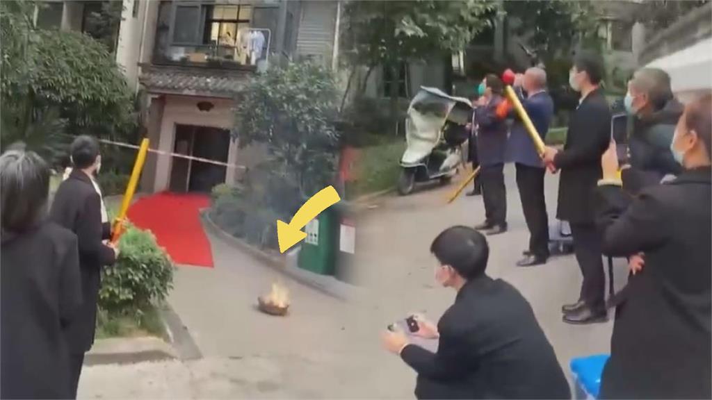 重慶社區解封業主鋪紅毯、放火爐迎住戶出門　網友譏：搞得跟出獄一樣