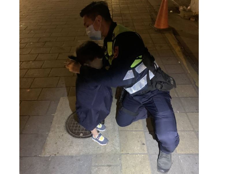 快新聞／幼童深夜徘徊萬華街頭　保安警脫外套「抱緊處理」助返家