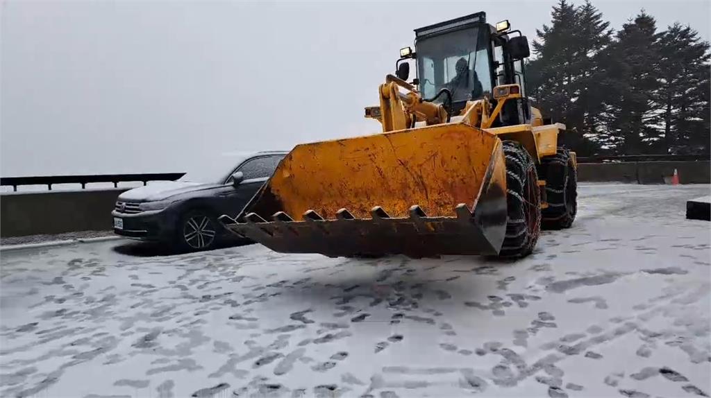 快新聞／合歡山今晨再降雪！厚度約0.8公分　上山限加掛雪鏈通行