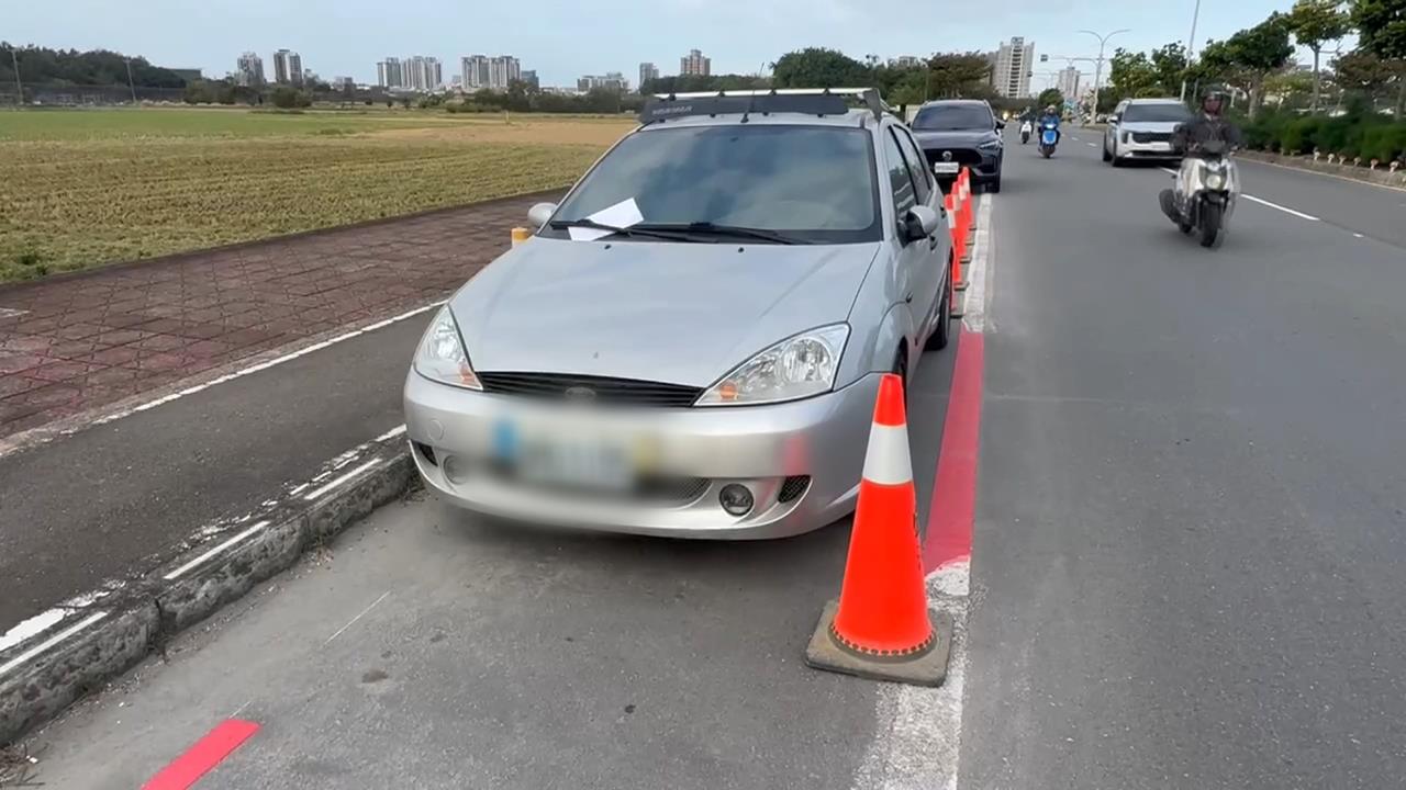 到底能不能停車? 新竹天府路標線一段紅一段白