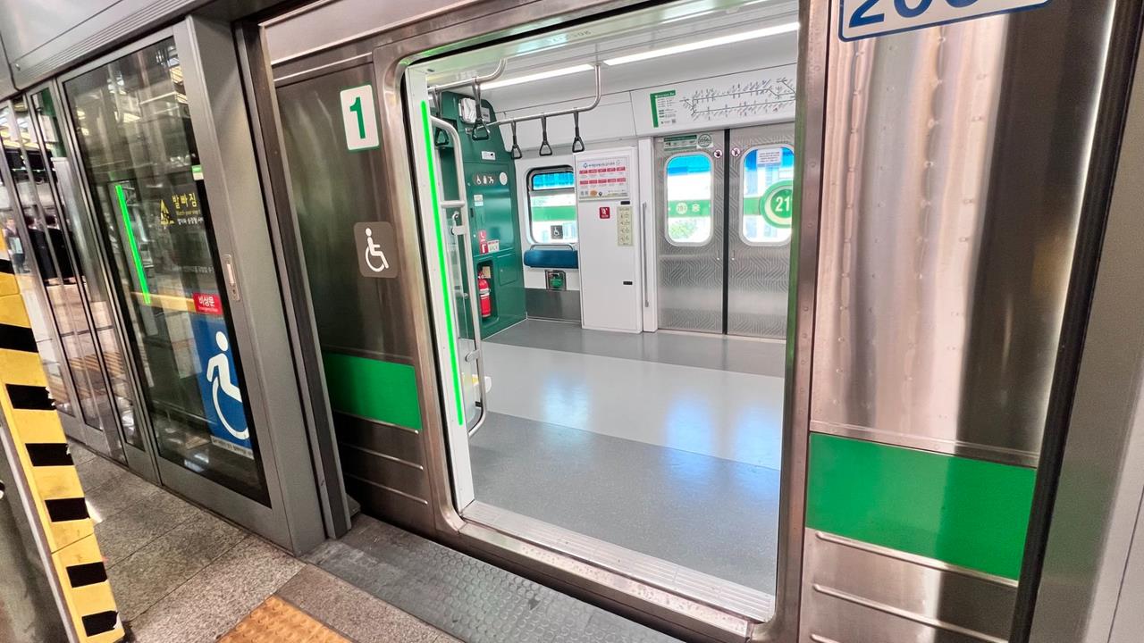 台灣輪椅夫婦首爾遭醉漢「咆嘯尾隨」！2韓男雨傘護人「說1句」暖哭全網