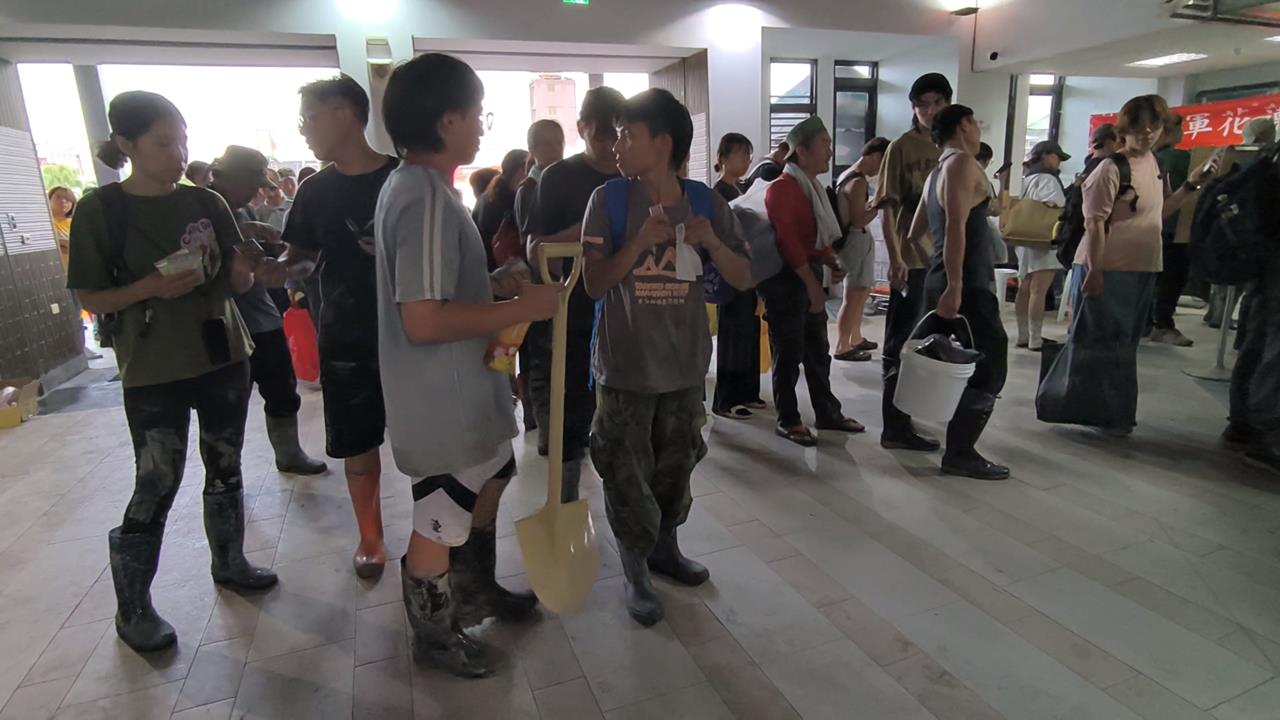 光復車站湧現返程志工　多名「鏟子超人」結緣成好友