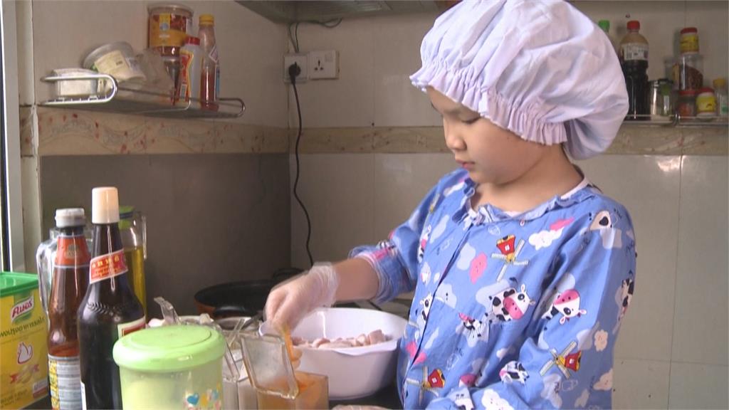 武肺關在家學做菜 緬甸8歲小廚師爆紅