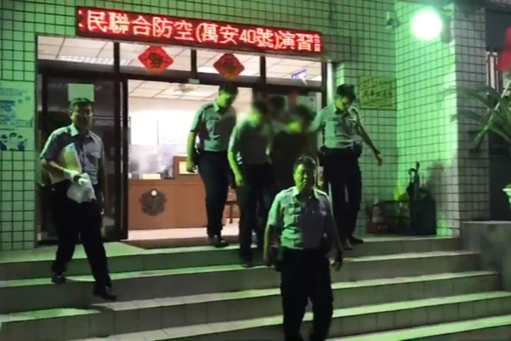 身上藏有違禁品 毒蟲拒檢衝撞警車