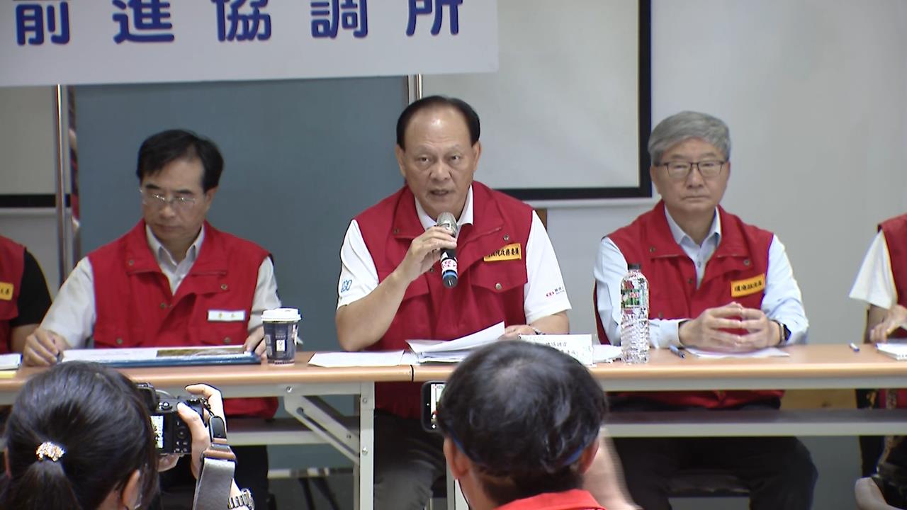 季連成記者會霸氣指揮調度　網諷花縣府乖得跟蛤蜊一樣