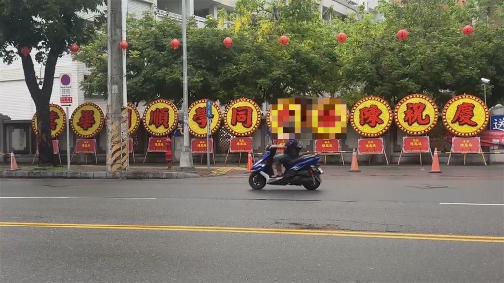 國中畢典現"整排超大花圈" 家長花2萬製作賀女兒畢業