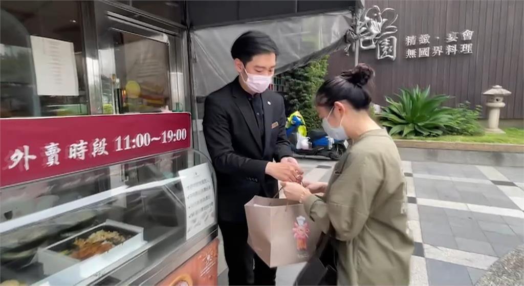 疫情衝擊內用 飯店推餐車服務賣外帶便當