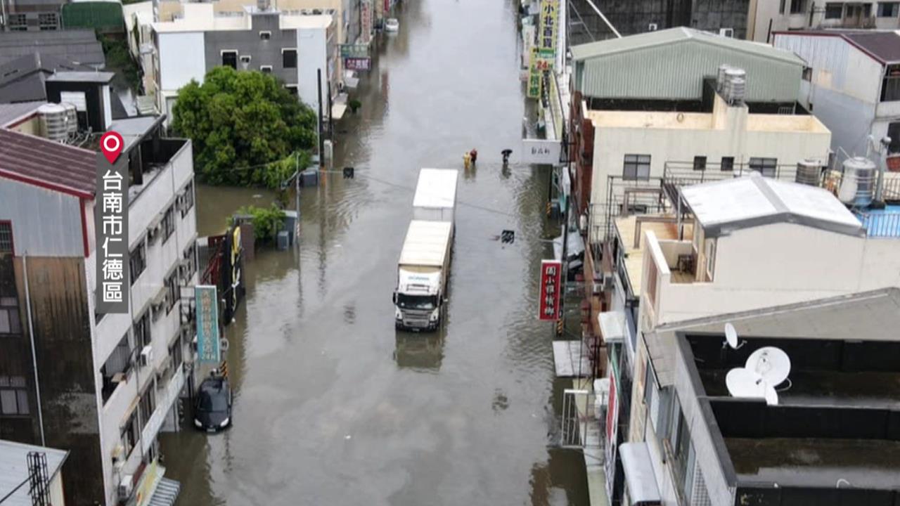 大水狂灌台南仁德！　居民損失慘重　沙發、床墊全報廢