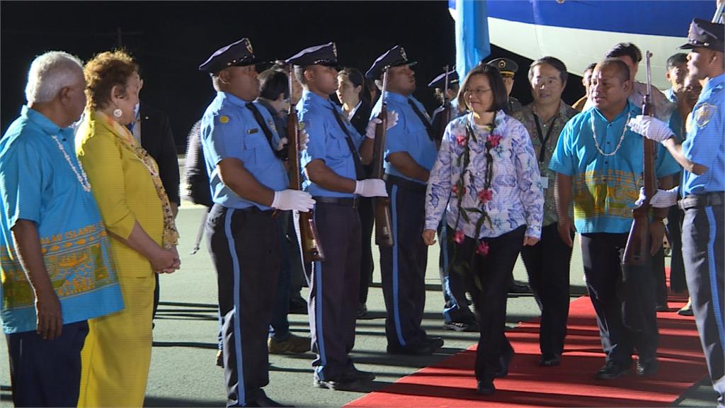蔡總統首訪<em>帛琉</em> 入境隨俗著藍白島衫現身
