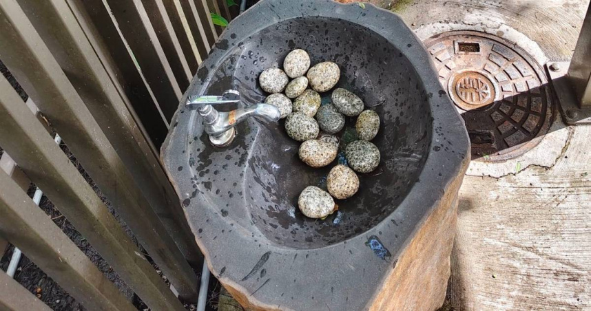 不是裝飾！洗手台驚見滿滿石頭　內行人揭3大實際用途