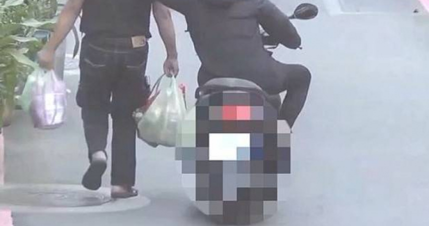 買菜遇飛車搶劫！騎士硬扯路人脖「10萬金鍊」　逃北市遭警追緝
