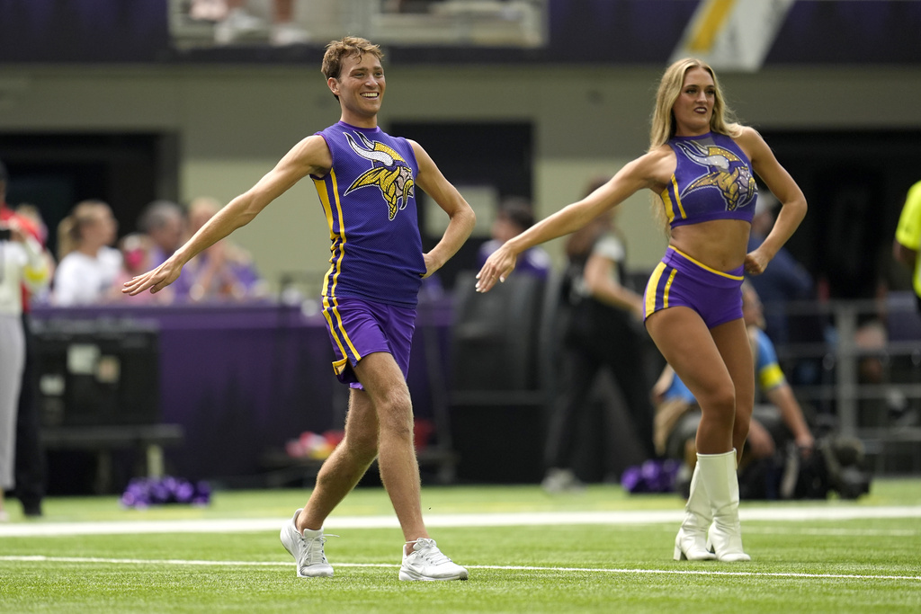 NFL(影)/啦啦隊首度有男性引起球迷反彈? 維京人發聲明力挺2位新成員
