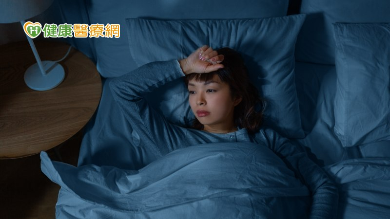 秋冬換季容易睡不好有4主因！營養師推薦3助眠食物幫助改善