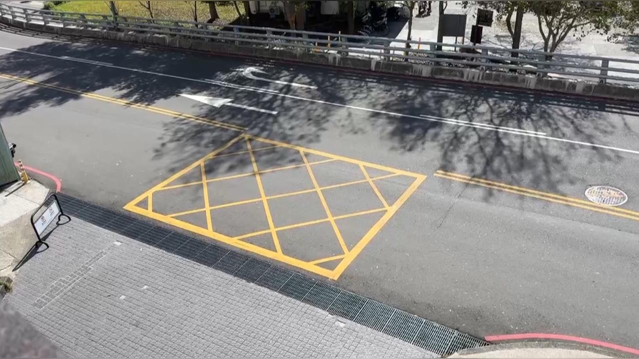 危！疑自行車業者接駁車　日月潭小貨車載11位乘客