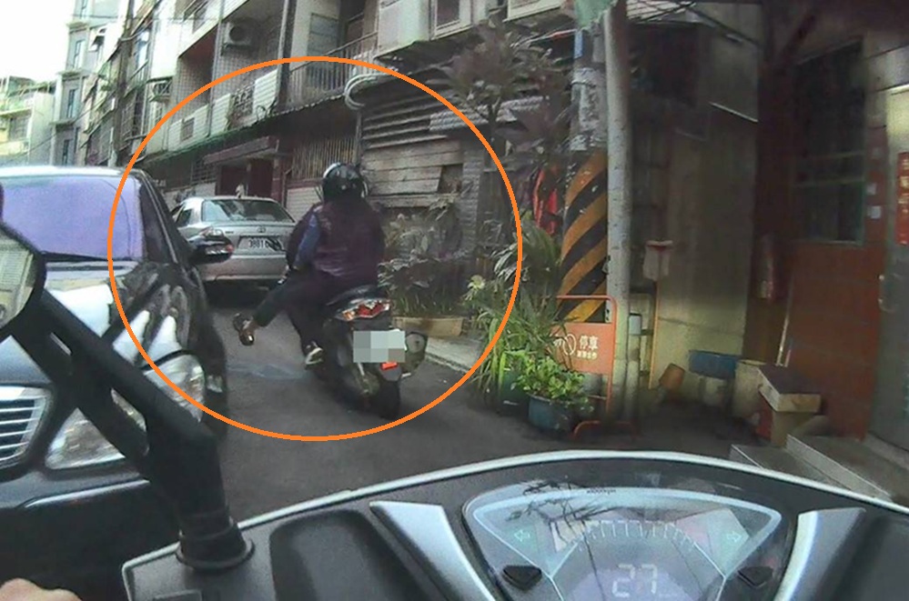 通緝男騎機車狂逃躲警　蛇行閃車後座女友頭暈軟腳