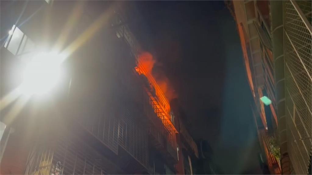 新北5樓公寓深夜火警 幸無主及時逃出無傷亡
