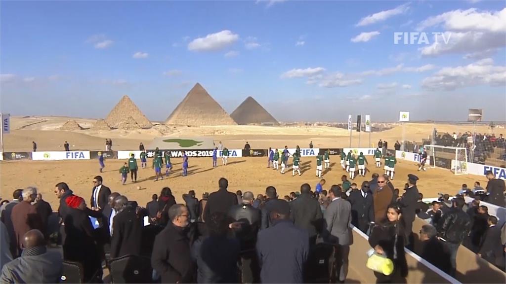 傳奇對決！埃及金字塔前足球賽開打