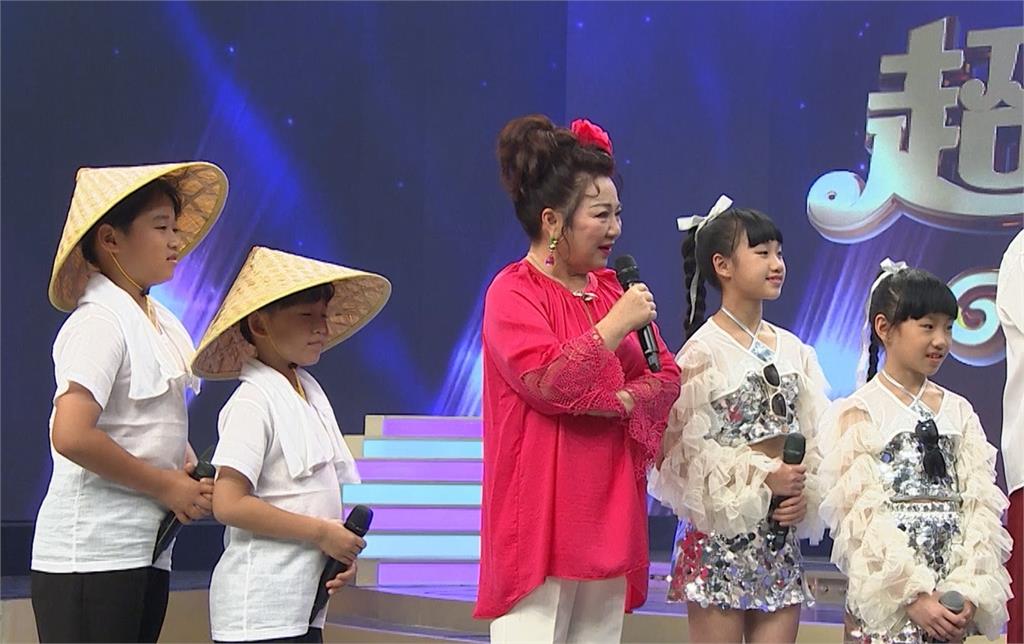 《超級冰冰Show》連續五週收視冠軍！評審難為選小歌手大家捏著大腿舉牌