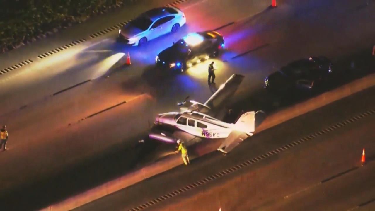 美國佛羅里達州小飛機緊急迫降　撞擊行駛中轎車