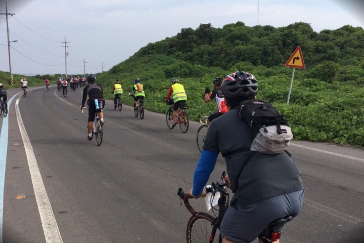 台灣單車客跨海挑戰 濟州島海岸新玩法
