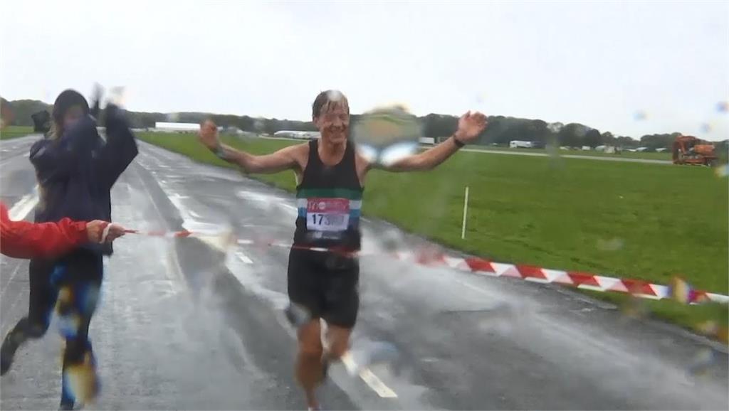 熱血跑者雨中競賽 自辦民間倫敦馬拉松