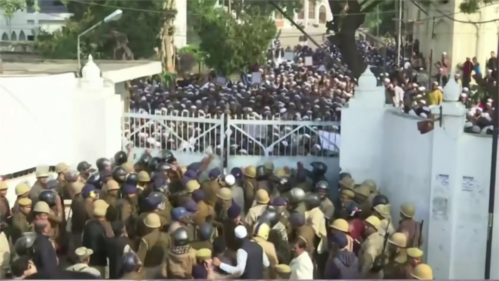 警方入校射催淚彈 印度大學生扔石抗議