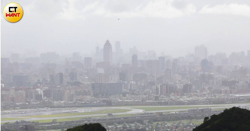 半個台灣防雨彈「11縣市大雨特報」 3地大雷雨警戒狂炸1hr