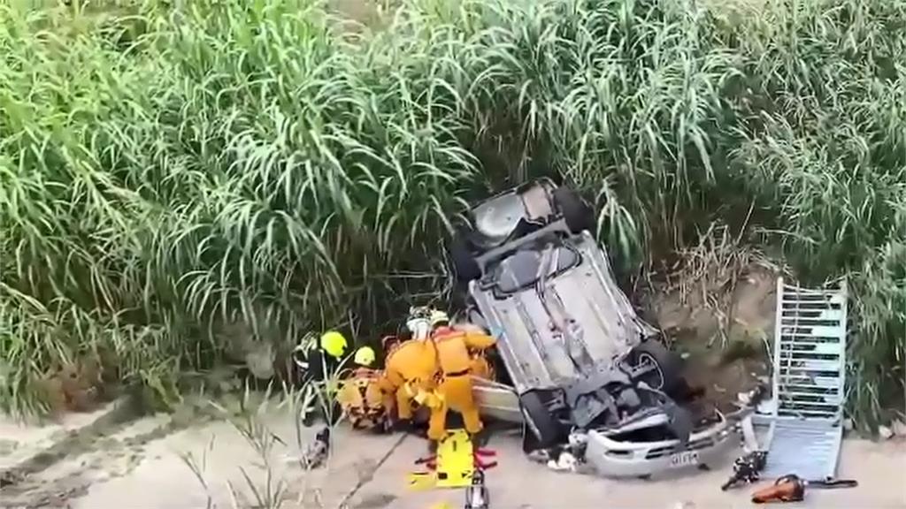 快新聞／台中轎車遭撞「摔下橋」翻落邊波　2駕駛受困1乘客失去呼吸心跳