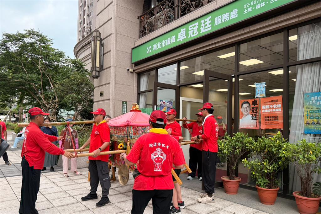 快新聞／驚喜！白沙屯媽祖分靈停駕服務處前　卓冠廷：最虔誠的心為台灣打拚
