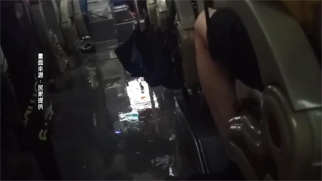 外頭暴雨裡面下小雨　新竹縣智慧公車快捷1號驚見小瀑布
