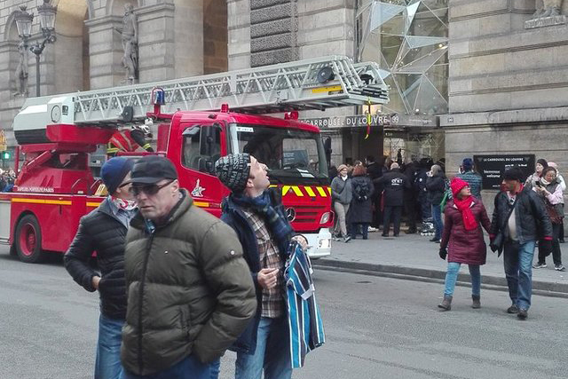 法國羅浮宮驚傳失火！冒黑煙民眾被疏散
