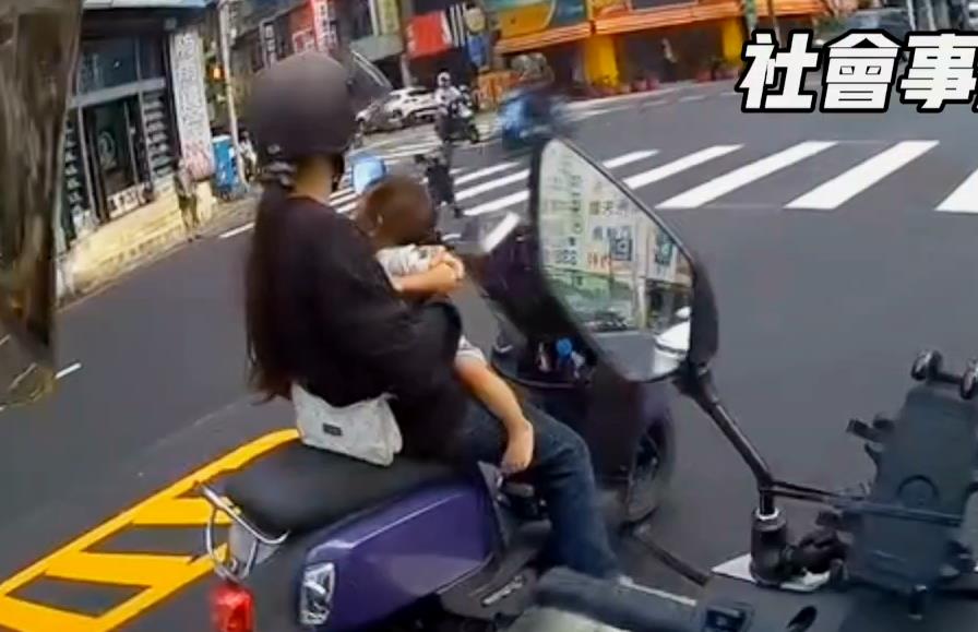 桃園地方媽媽　？扯！　左手抱嬰兒　右手催油門