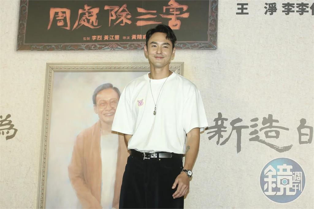阮經天爆同居新歡！長髮女愛相隨　親暱接觸超甜蜜