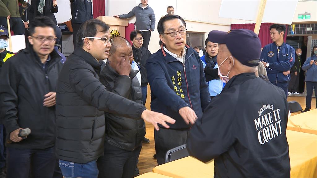吵到翻桌！板殯優化說明會氣氛火爆　上百居民抗議：程序有問題