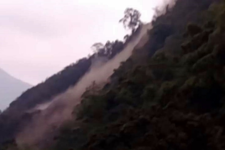 南庄土石崩落巨石擋道 部落蔬果難疏運